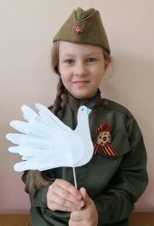 Катя Ивашова, 7 лет. «Голубь мира»
