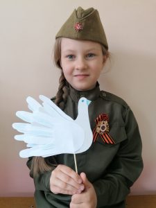 Катя Ивашова, 7 лет. &laquo;Голубь мира&raquo;